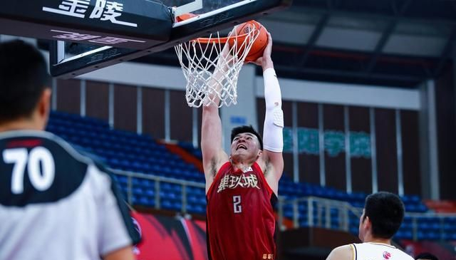 包含今晚欧超杯焦点战；那不勒斯临场应变；质疑声仍在；高层口径保持一致的词条